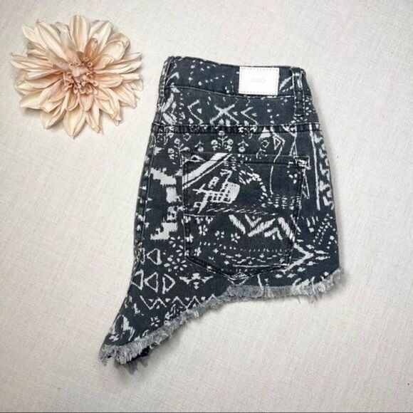 BDG Super Hi Rise Black Print Jean Shorts Nwt 30 - Picture 3 of 8